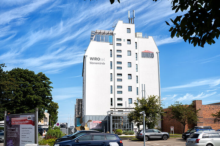 Blick auf die Fassade des WIROtel Warnemünde vom Parklplatz aus