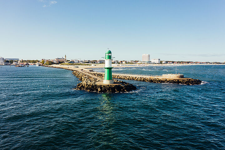 Die Mole im Seebad Warnemünde mit Molenfeuer    TMV Bildertool