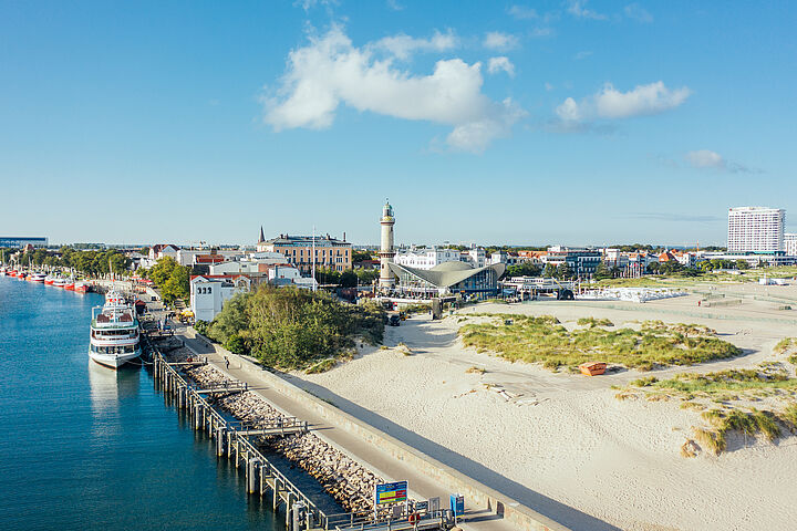 Blick auf den Leuchtturm und den Alten Strom im Seebad Warnemünde    TMV Bildertool